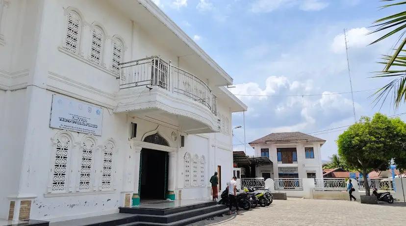 Pustu Gampong terletak tepat di sebelah Meunasah Gampong Mibo